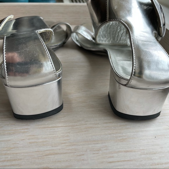 Authentic Gucci silver buckle strapped sandal with block heel - Picture 4 of 13